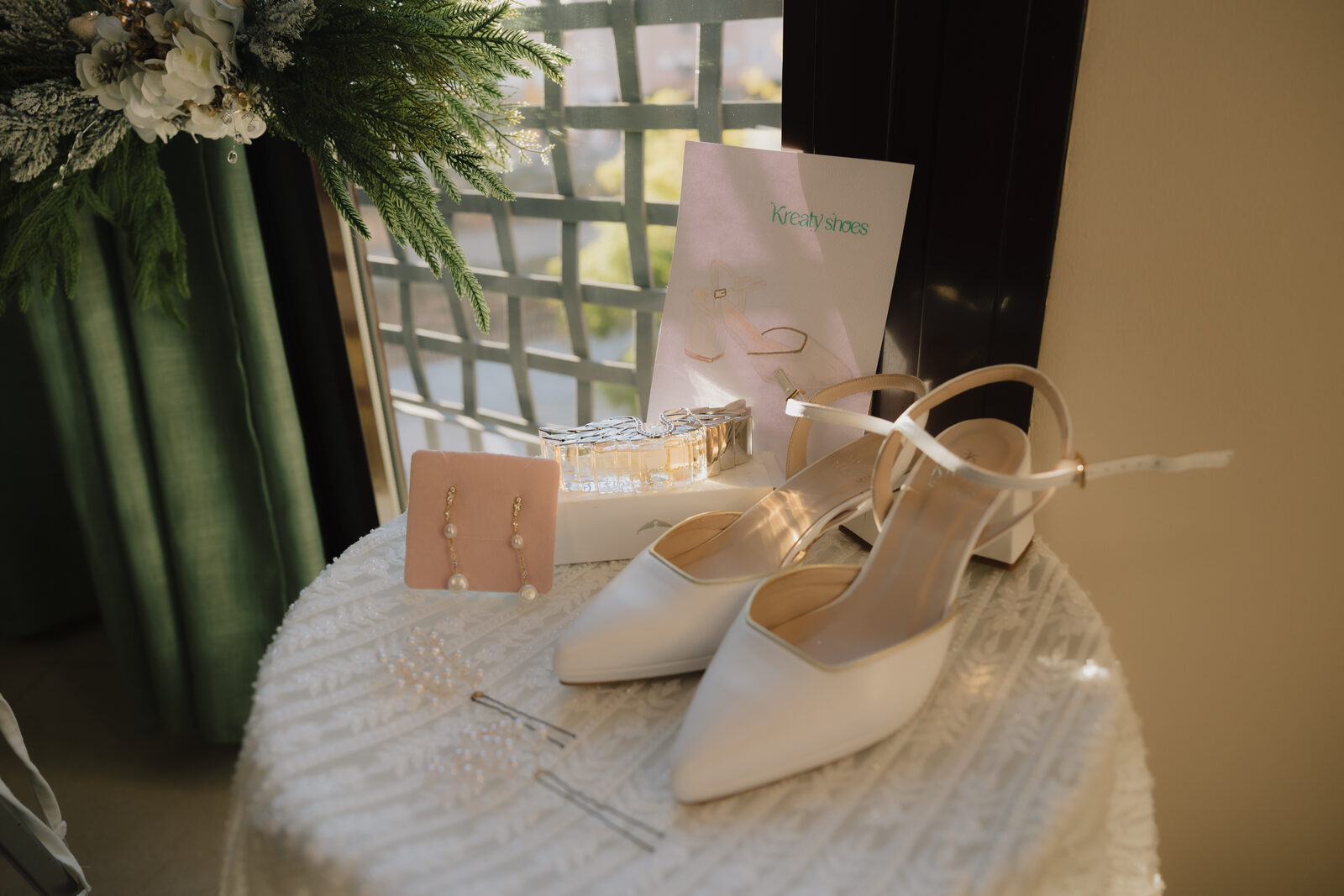 Composición de zapatos y accesorios de novia junto a flores, preparada por Lorena