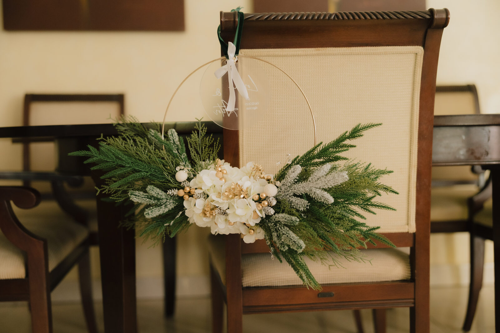 Composición floral y ornamento en una silla de la boda de Lorena y Aitor, preparados por Lorena