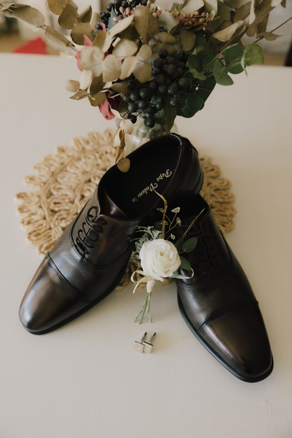 Zapatos y accesorios del novio en una composición realizada por La Cámara de Pepa