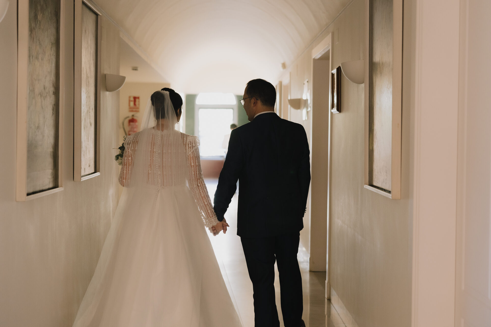 Lorena y Aitor caminan juntos el día de su boda