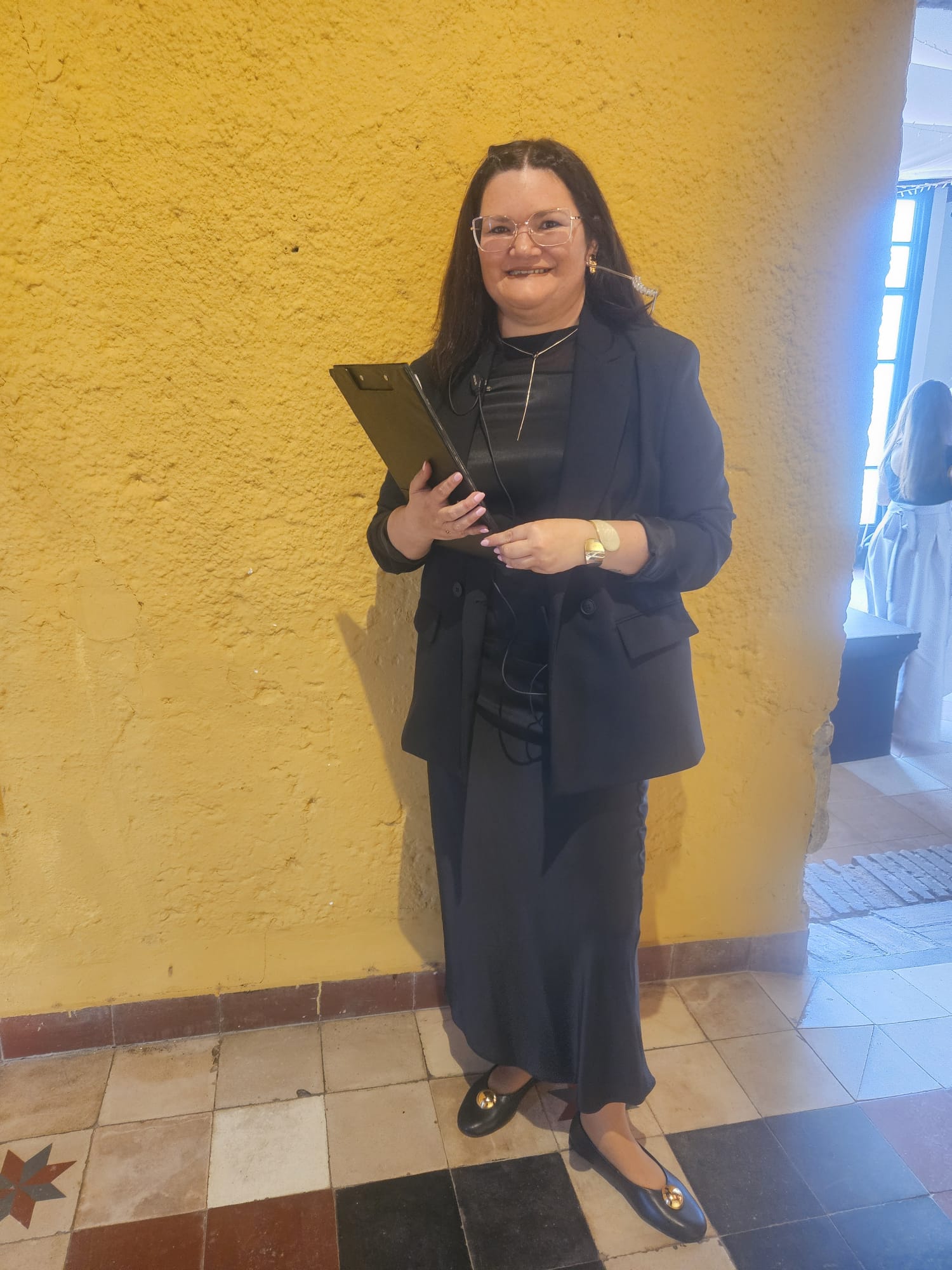 Lorena Duarte con sus notas de trabajo en un evento